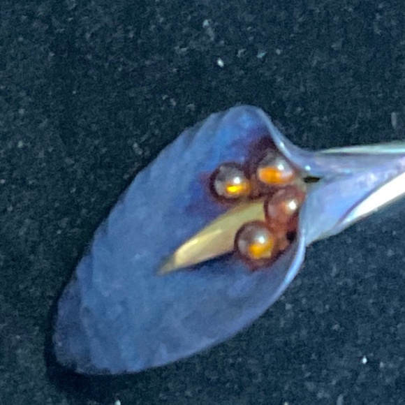 VINTAGE BLUE IRIDESCENT CALLA LILY PENDANT IN STERLING SILVER.  SIGNED A W. - Picture 2 of 4